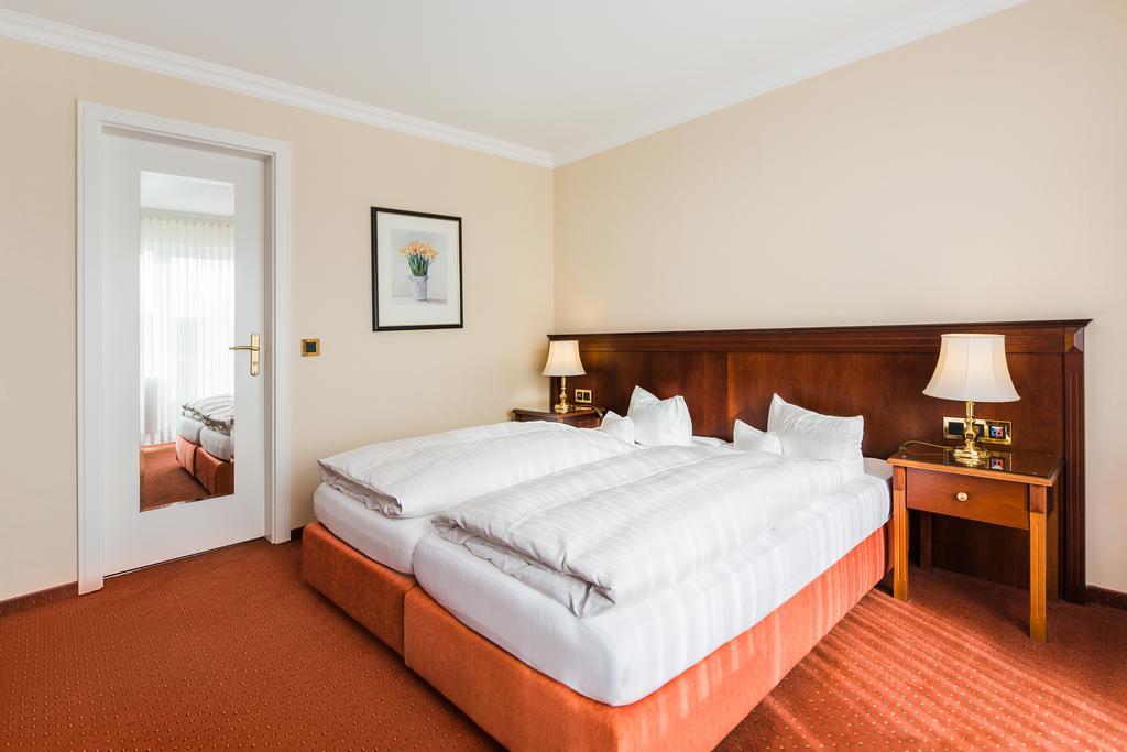 Suite,400044489:JPEG